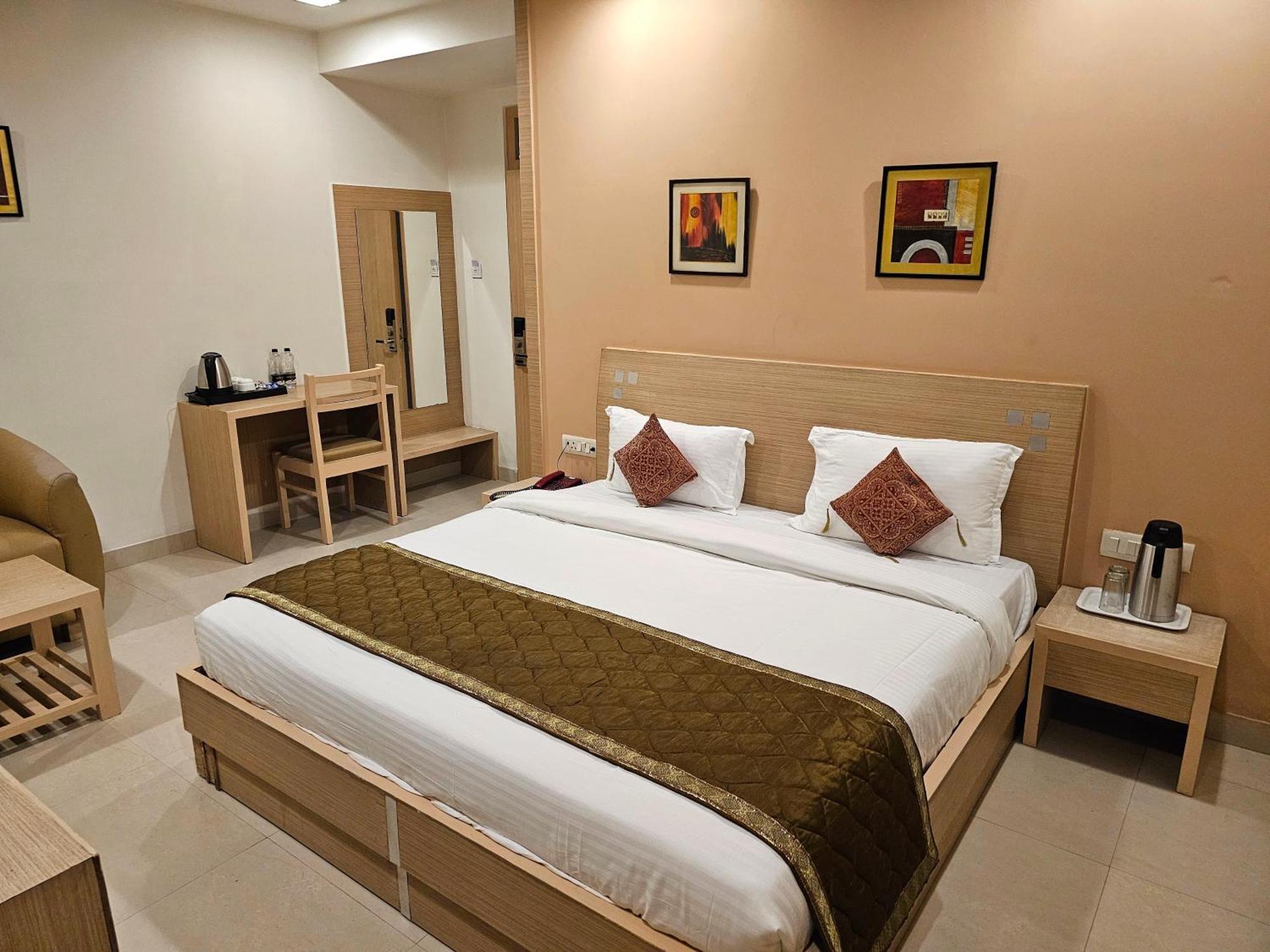 Hotel Crown Palace Prayagraj Esterno foto