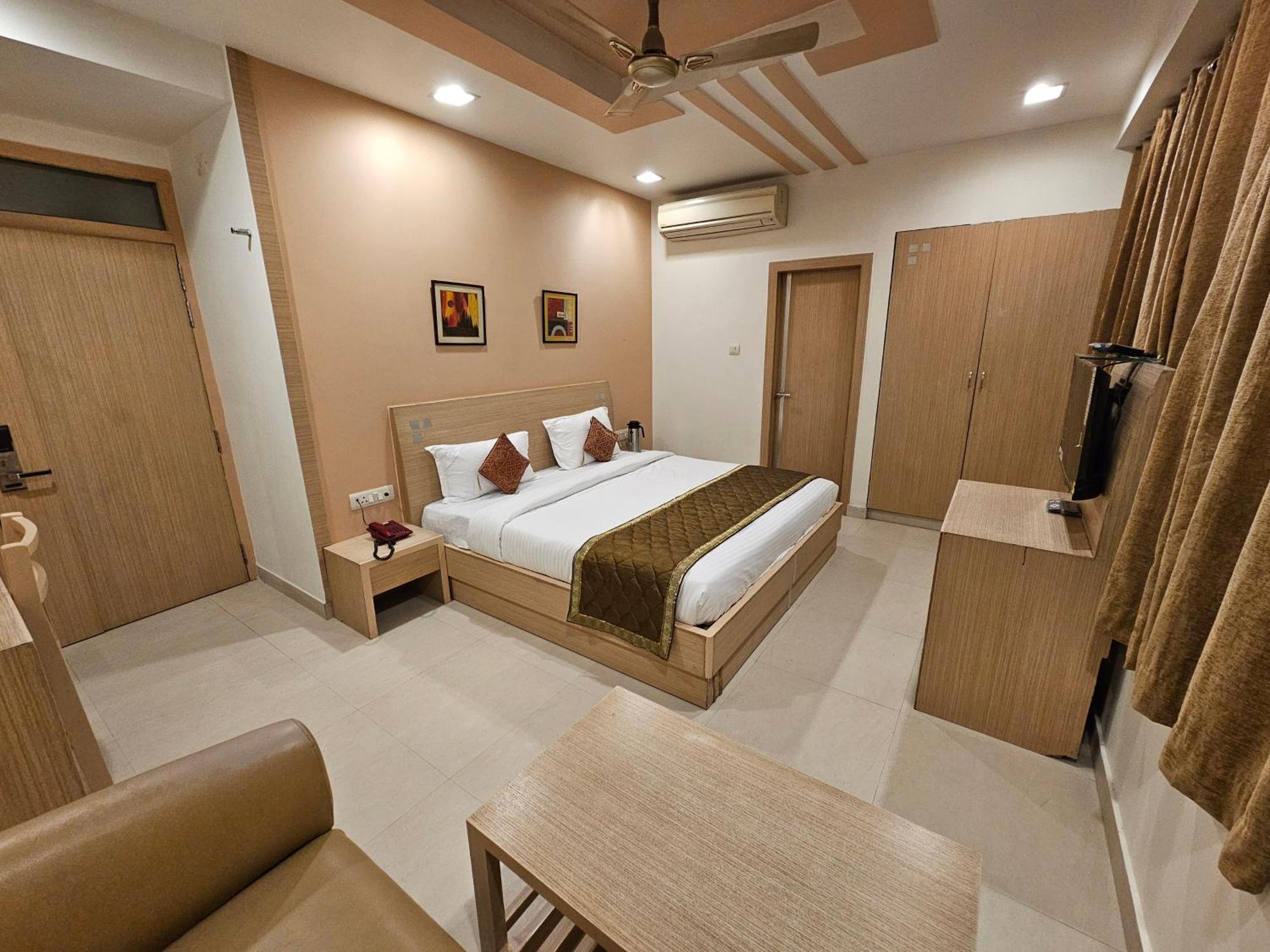 Hotel Crown Palace Prayagraj Esterno foto