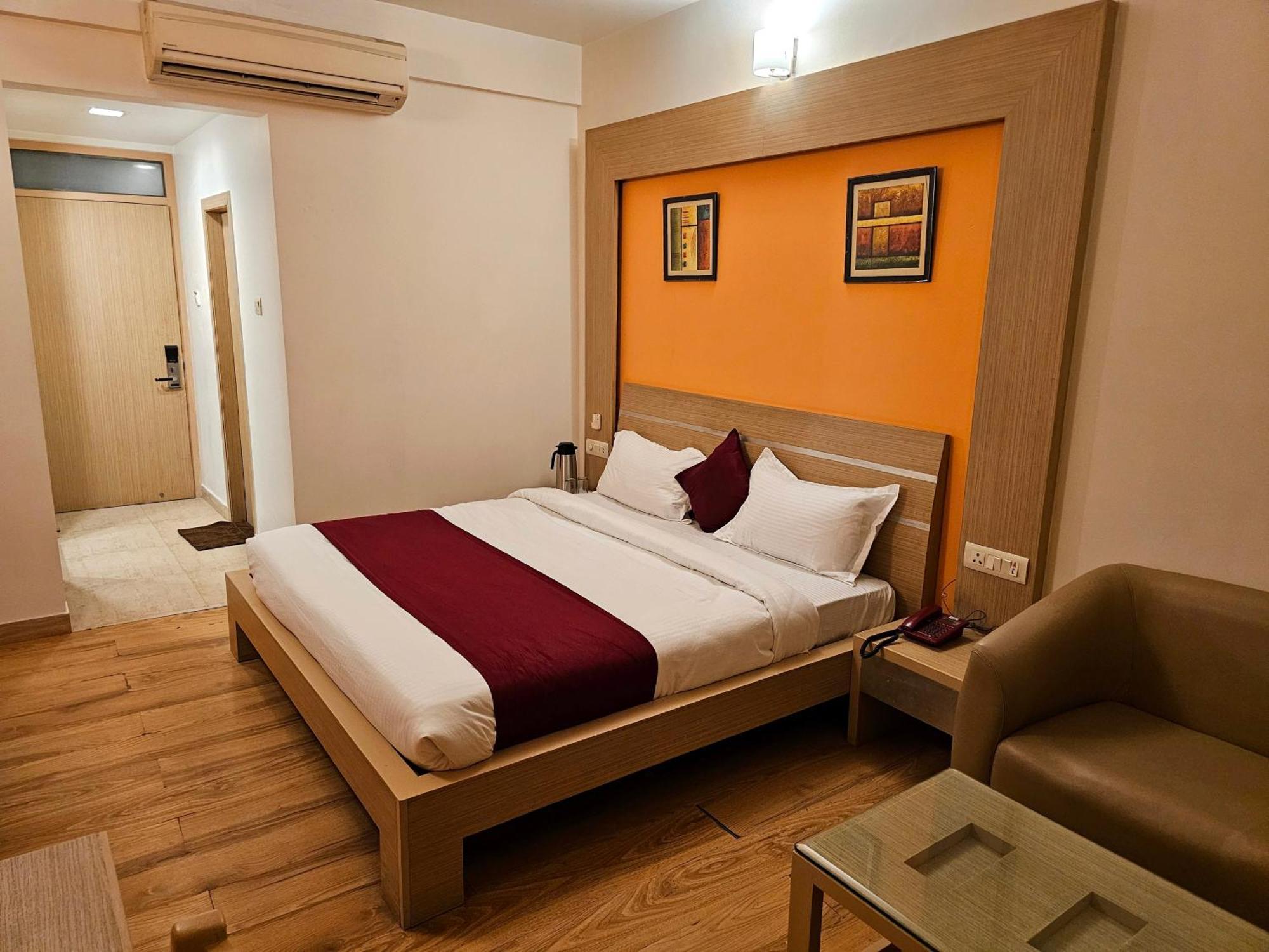 Hotel Crown Palace Prayagraj Esterno foto