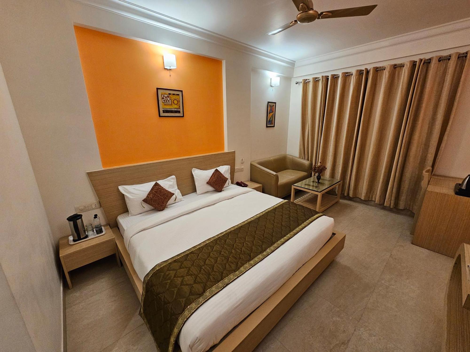Hotel Crown Palace Prayagraj Esterno foto