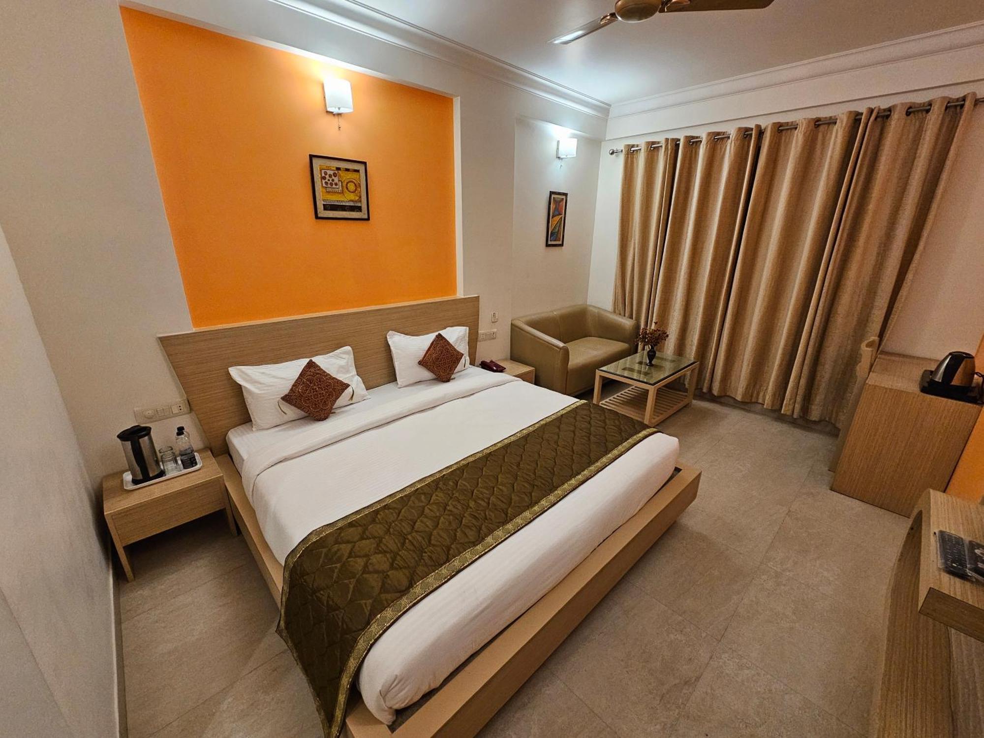 Hotel Crown Palace Prayagraj Esterno foto