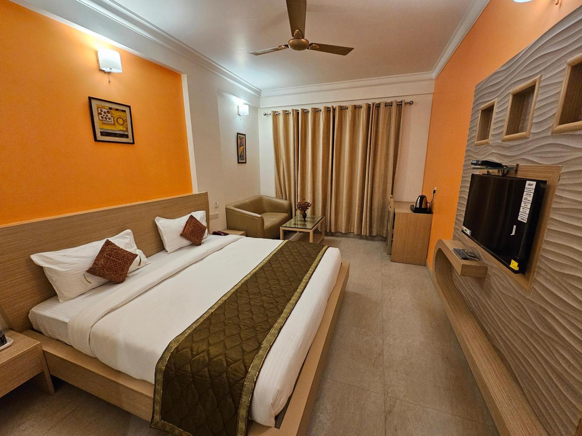 Hotel Crown Palace Prayagraj Esterno foto