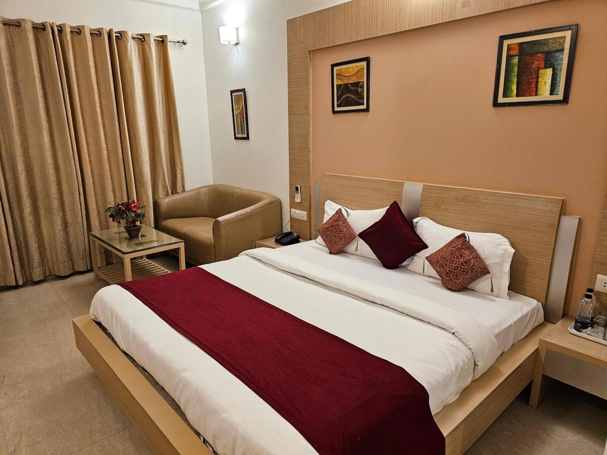 Hotel Crown Palace Prayagraj Esterno foto